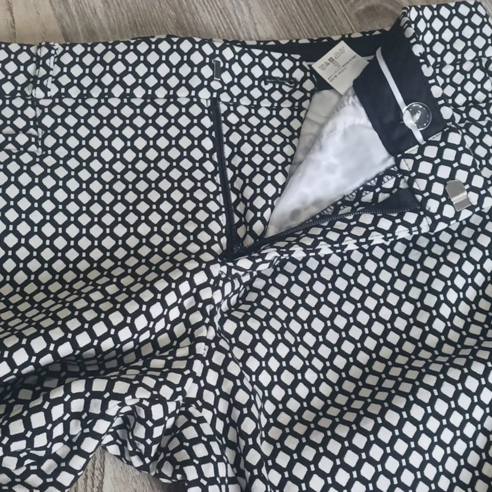 Banana Republic Sloan Fit  Black & White Geo Dot Cropped Pants - Picture 6 of 13